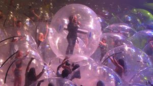 Show diễn đầu tiên của concert "Space Bubble"