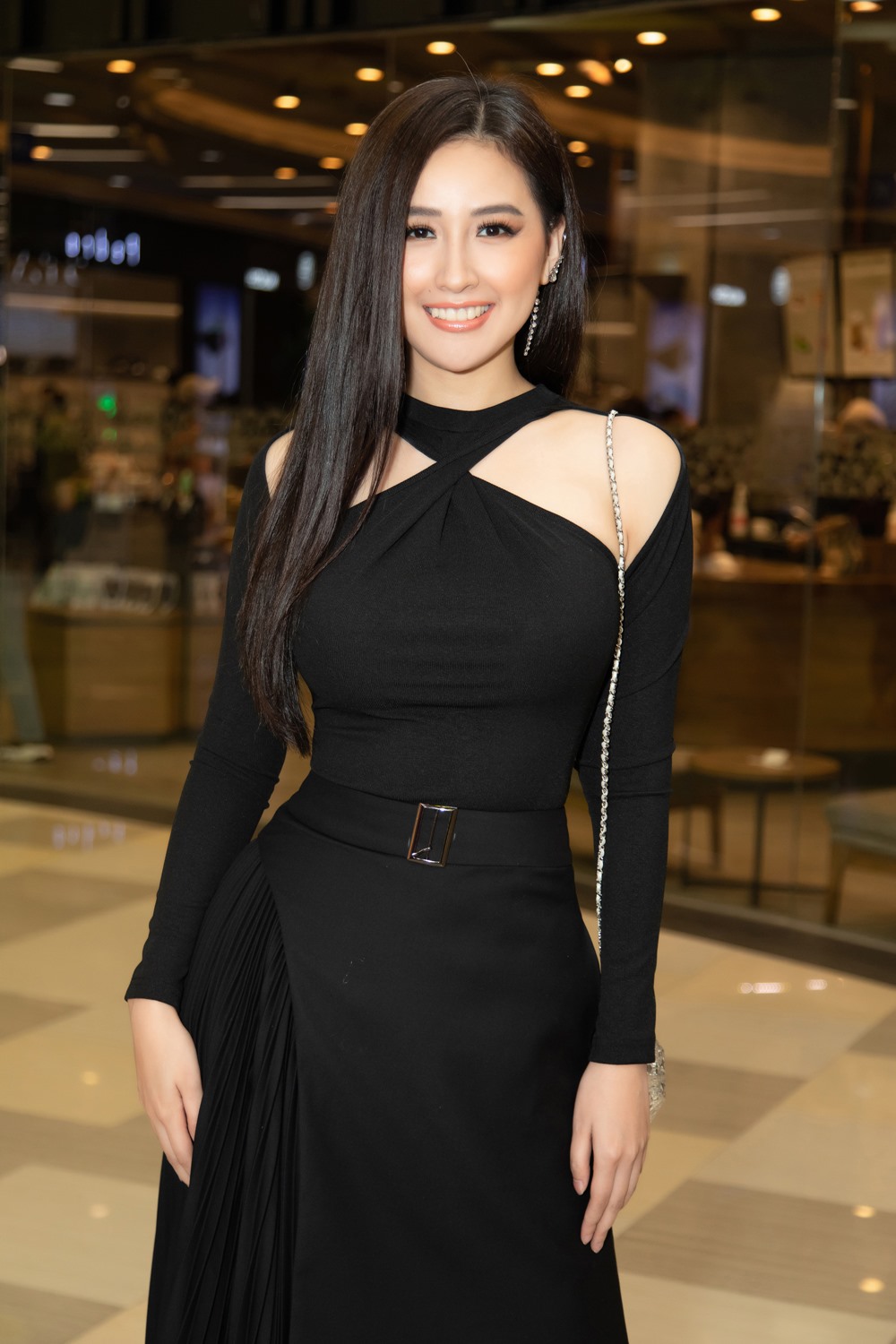 Hoa hậu Tiểu Vy diện váy đơn sắc